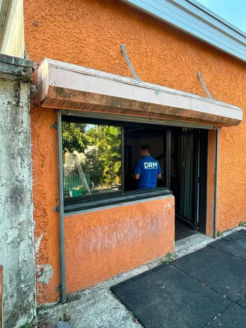 Lames remplacées après un choc — Rideau métallique à Ivry-sur-Seine Lames remplacées après un choc — Rideau métallique à Ivry-sur-Seine